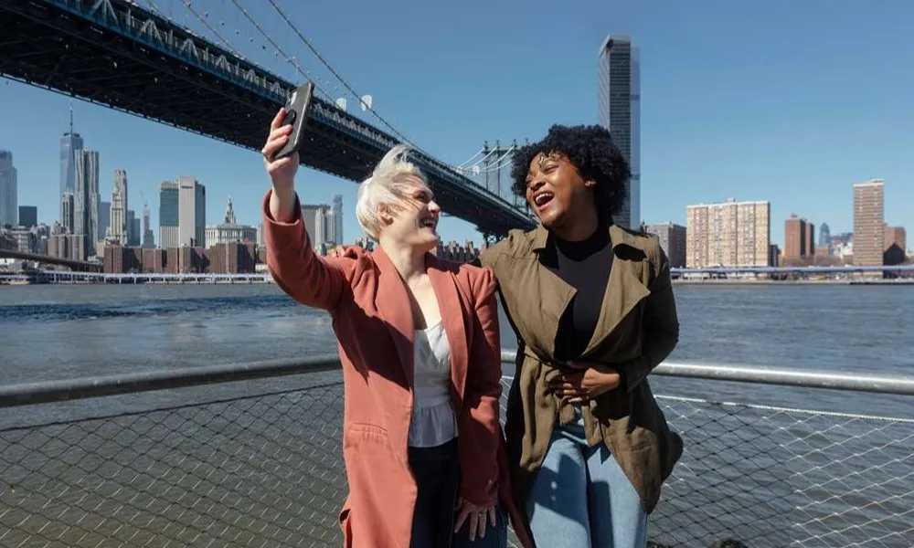 mujeres tomando un selfie en el puente de Brooklyn
