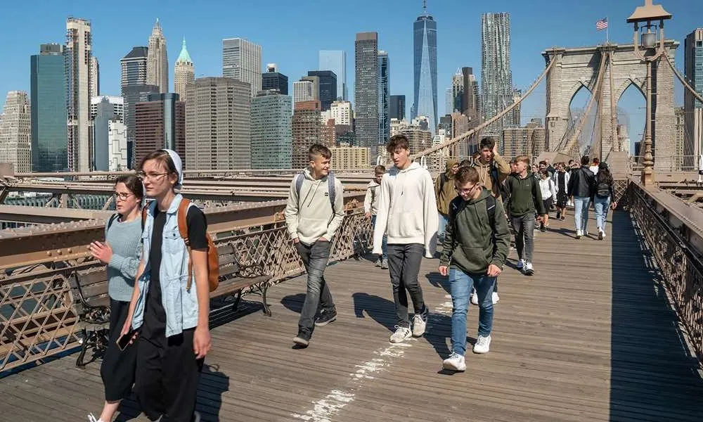 turistas paseando por el increíble puente de Brooklyn